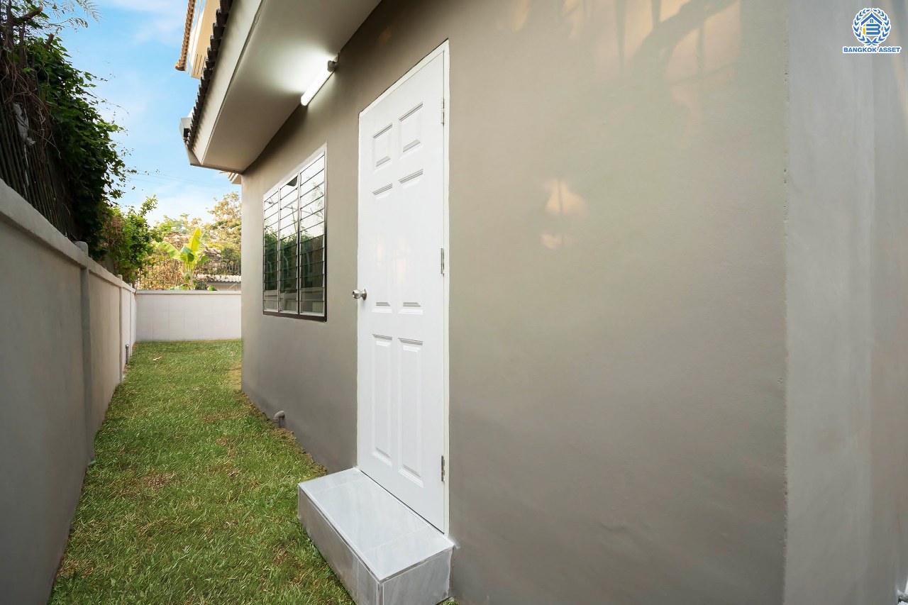 บ้านมือสองตกแต่งใหม่ โครงการ ชวนชื่น ปิ่นเกล้า บนเนื้อที่ 76.9 ตร.ว. พื้นที่ใช้สอยมากถึง 212.5 ตร.ม. ฟังก์ชันจัดเต็ม 3 ห้องนอน 3 ห้องน้ำ จอดรถได้ถึง 2 คัน พร้อมทั้งเปลี่ยนระบบสุขาภิบาลให้ใหม่ พร้อมเข้าอยู่ทันที บนทำเลศักยภาพ เชื่อมต่อหลายเส้นทาง ใกล้จุดขึ้นทางด่วน "ศรีรัช" และรถไฟฟ้าสายสีแดง "สถานีตลิ่งชัน"